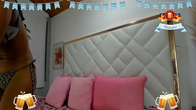 Snapshot of EmiliBonnie chatting on 09-25-25, 12:05 EmiliBonnie online show from 09-25-25, 12:05