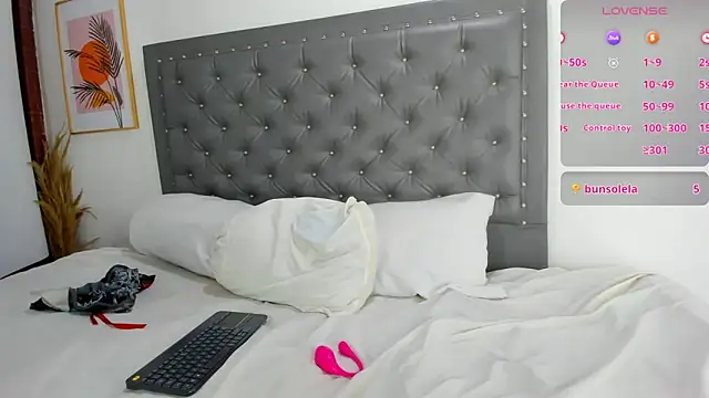 Snapshot of EmiliBonnie chatting on 02-28-25, 03:04 EmiliBonnie online show from 02-28-25, 03:04