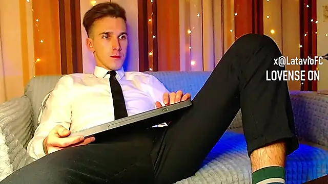 Snapshot of Midnighter_ chatting on 12-16-25, 11:53 Midnighter online show from 12-16-25, 11:53