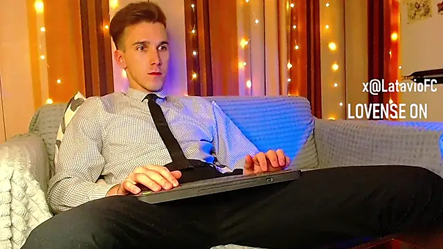 Snapshot of Midnighter_ chatting on 12-21-25, 10:54 Midnighter online show from 12-21-25, 10:54