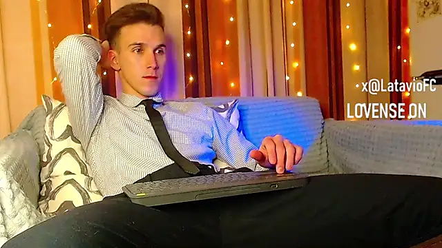 Snapshot of Midnighter_ chatting on 12-23-25, 12:43 Midnighter online show from 12-23-25, 12:43