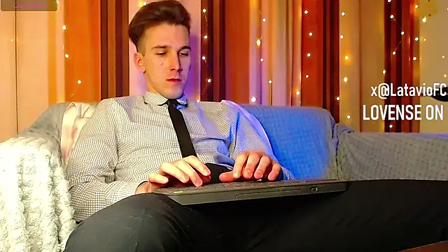 Snapshot of Midnighter_ chatting on 02-05-26, 02:02 Midnighter online show from 02-05-26, 02:02