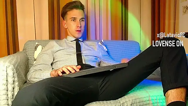 Snapshot of Midnighter_ chatting on 11-20-25, 05:02 Midnighter online show from 11-20-25, 05:02