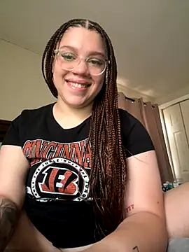 QueenNuttCollector online show from 11-18-25, 05:38