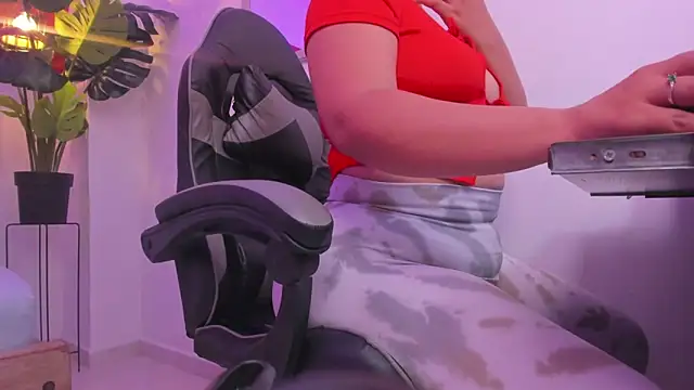 izaro22 online show from 10-28-25, 02:23