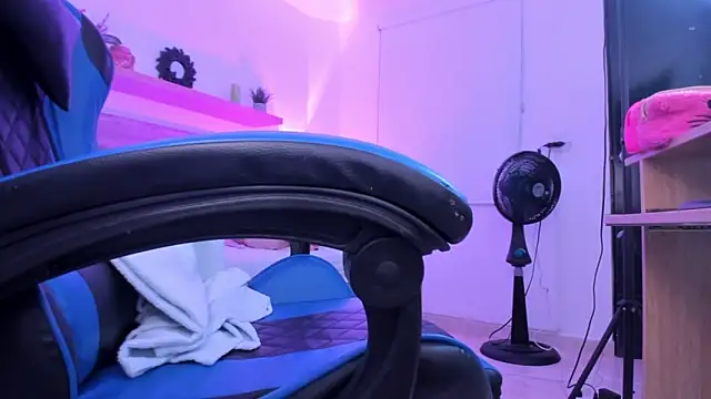 izaro22 online show from 12-19-25, 01:02