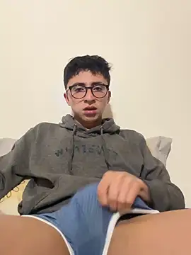 Snapshot of CamiRojas_boy chatting on 10-10-25, 04:13 CamiRojas boy online show from 10-10-25, 04:13