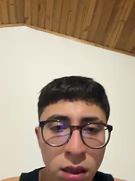 Snapshot of CamiRojas_boy chatting on 10-06-25, 03:51 CamiRojas boy online show from 10-06-25, 03:51