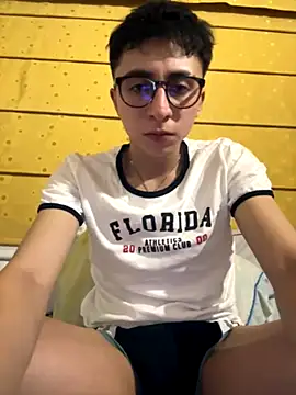 Snapshot of CamiRojas_boy chatting on 10-02-25, 03:21 CamiRojas boy online show from 10-02-25, 03:21