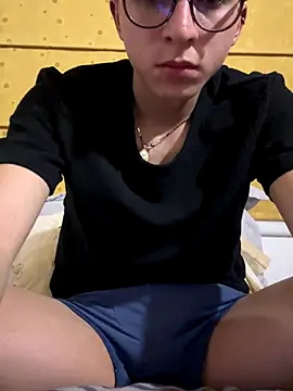 Snapshot of CamiRojas_boy chatting on 09-13-25, 04:01 CamiRojas boy online show from 09-13-25, 04:01
