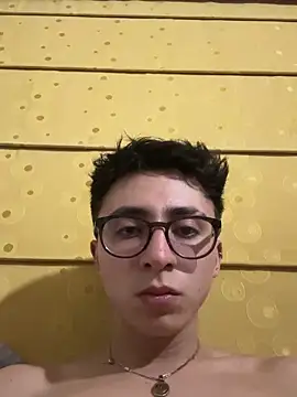Snapshot of CamiRojas_boy chatting on 09-18-25, 03:31 CamiRojas boy online show from 09-18-25, 03:31