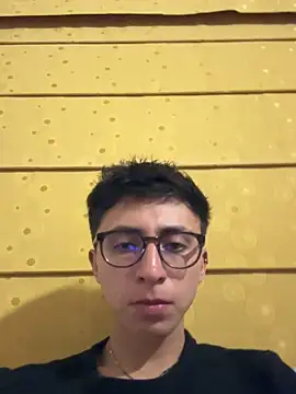 Snapshot of CamiRojas_boy chatting on 09-22-25, 04:18 CamiRojas boy online show from 09-22-25, 04:18