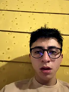 Snapshot of CamiRojas_boy chatting on 10-04-25, 03:52 CamiRojas boy online show from 10-04-25, 03:52