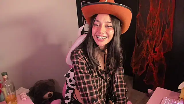 amber yull online show from 10-31-25, 01:24