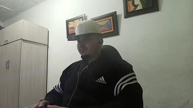Snapshot of myke_andrade chatting on 10-10-25, 04:02 myke andrade online show from 10-10-25, 04:02