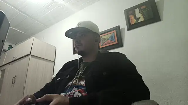 Snapshot of myke_andrade chatting on 10-11-25, 04:57 myke andrade online show from 10-11-25, 04:57