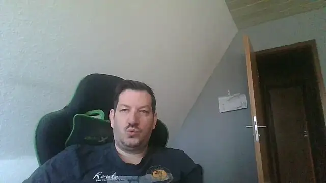 Snapshot of Golffahrer1982 chatting on 12-21-25, 10:06 Golffahrer1982 online show from 12-21-25, 10:06