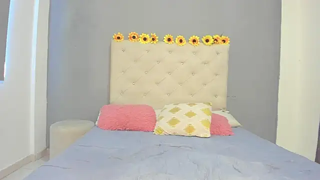 Snapshot of violetasimonz chatting on 03-15-25, 04:54 violetasimonz online show from 03-15-25, 04:54