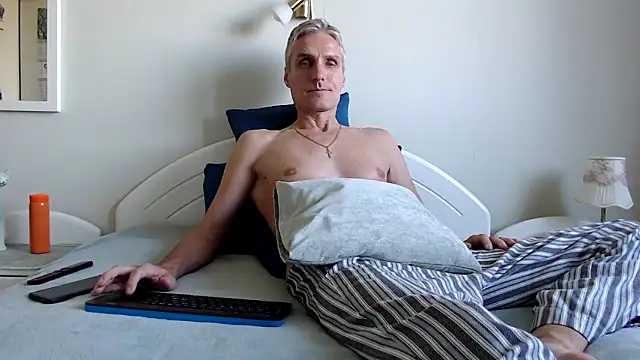 Snapshot of StrongBill chatting on 10-11-25, 06:47 StrongBill online show from 10-11-25, 06:47