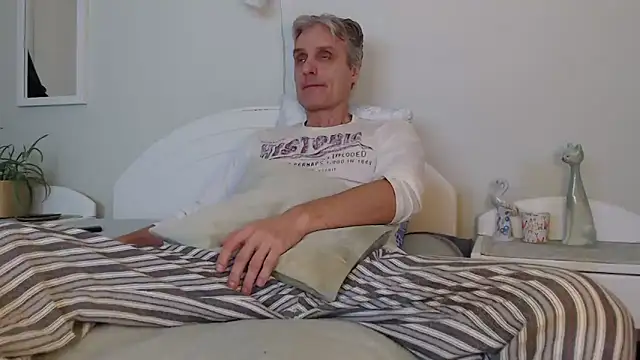 Snapshot of StrongBill chatting on 12-24-24, 02:12 StrongBill online show from 12-24-24, 02:12