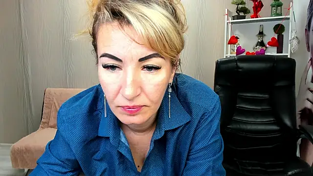 Snapshot of Cassandra_Hotty chatting on 02-17-25, 04:20 Cassandra Hotty online show from 02-17-25, 04:20