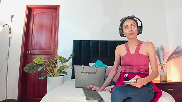 Nina Cavaali online show from 10-15-25, 06:16
