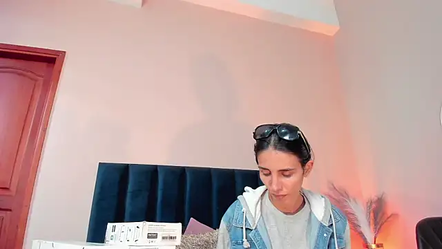 Nina Cavaali online show from 10-21-25, 06:18