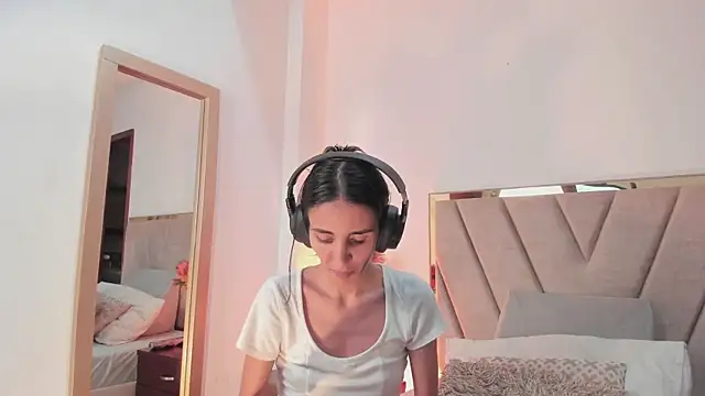 Nina Cavaali online show from 10-06-25, 06:19