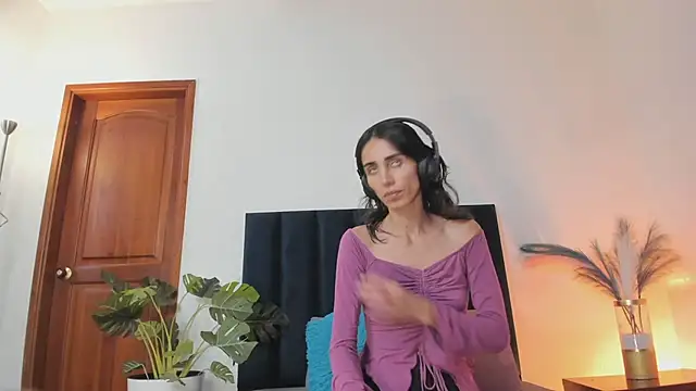 Nina Cavaali online show from 09-16-25, 06:20