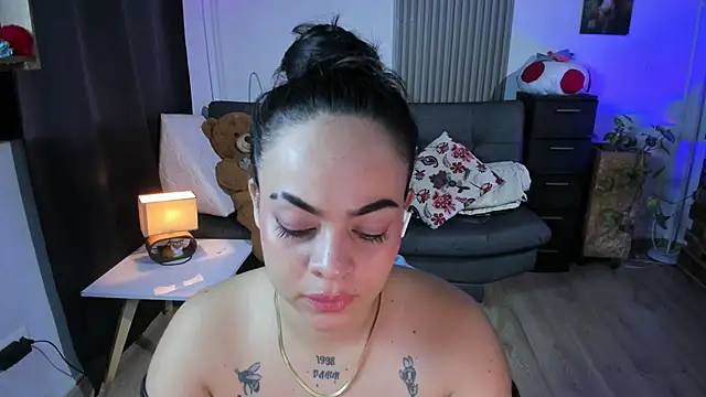 Snapshot of Cuttiealice chatting on 03-08-25, 01:28 Cuttiealice online show from 03-08-25, 01:28