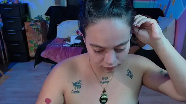 Snapshot of Cuttiealice chatting on 09-10-25, 05:45 Cuttiealice online show from 09-10-25, 05:45