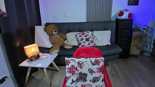 Snapshot of Cuttiealice chatting on 03-05-25, 02:03 Cuttiealice online show from 03-05-25, 02:03
