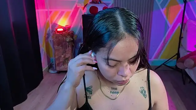 Snapshot of Cuttiealice chatting on 10-10-25, 12:50 Cuttiealice online show from 10-10-25, 12:50