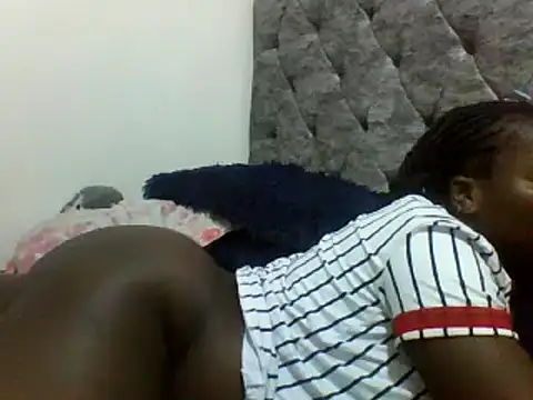 Snapshot of nelly-queen chatting on 02-14-25, 07:02 nelly-queen online show from 02-14-25, 07:02
