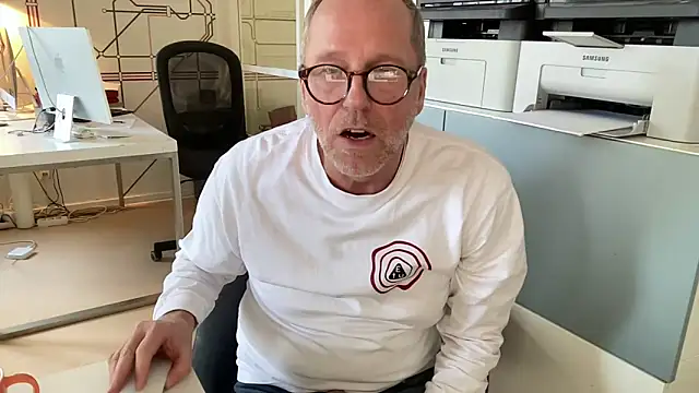 Snapshot of drefman chatting on 02-26-26, 11:21 drefman online show from 02-26-26, 11:21