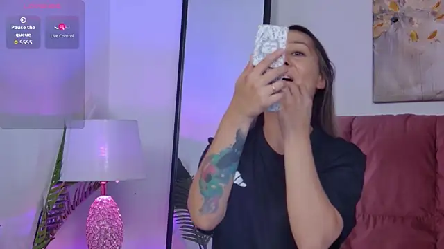 Snapshot of NicolLopeze chatting on 09-15-25, 05:52 NicolLopeze online show from 09-15-25, 05:52