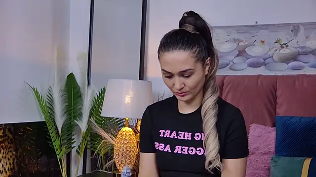 Snapshot of NicolLopeze chatting on 02-21-25, 05:31 NicolLopeze online show from 02-21-25, 05:31