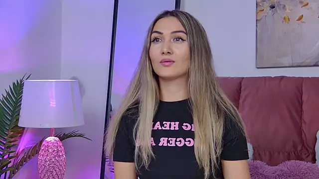 Snapshot of NicolLopeze chatting on 10-10-25, 04:08 NicolLopeze online show from 10-10-25, 04:08