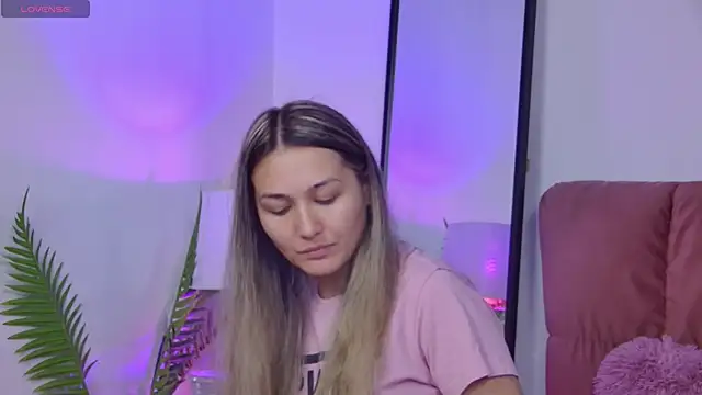 Snapshot of NicolLopeze chatting on 09-22-25, 06:19 NicolLopeze online show from 09-22-25, 06:19