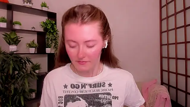 Snapshot of KateCuddle chatting on 06-25-26, 01:58 KateCuddle online show from 06-25-26, 01:58
