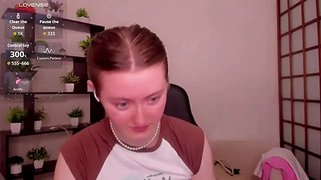 Snapshot of KateCuddle chatting on 06-18-26, 02:10 KateCuddle online show from 06-18-26, 02:10