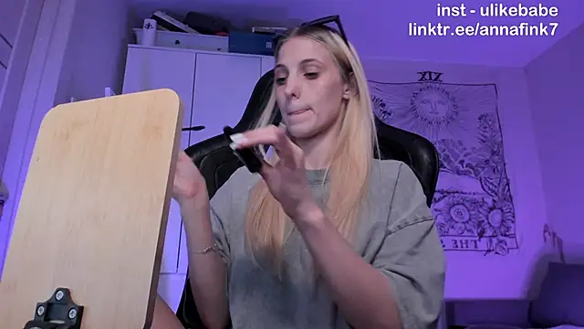 Snapshot of Anna_Fink chatting on 09-19-25, 07:29 Anna Fink online show from 09-19-25, 07:29