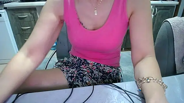 Snapshot of AmazingBitch chatting on 06-19-26, 05:52 AmazingBitch online show from 06-19-26, 05:52