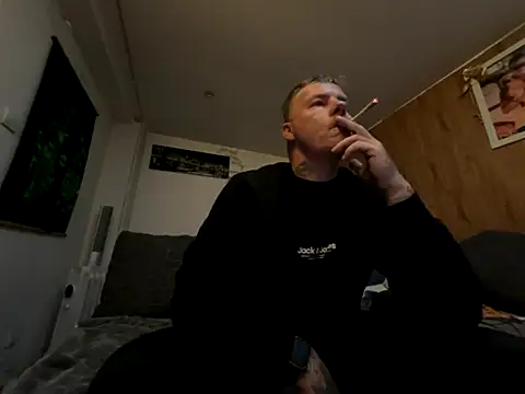 Snapshot of steveindahouse chatting on 10-25-25, 04:00 steveindahouse online show from 10-25-25, 04:00