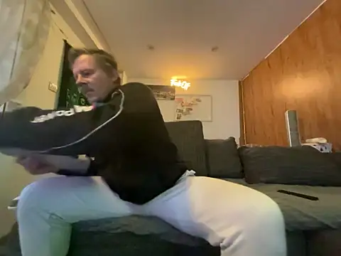 Snapshot of steveindahouse chatting on 10-02-25, 02:42 steveindahouse online show from 10-02-25, 02:42