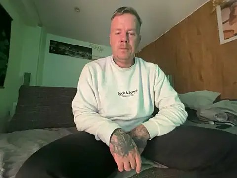 Snapshot of steveindahouse chatting on 10-17-25, 04:16 steveindahouse online show from 10-17-25, 04:16