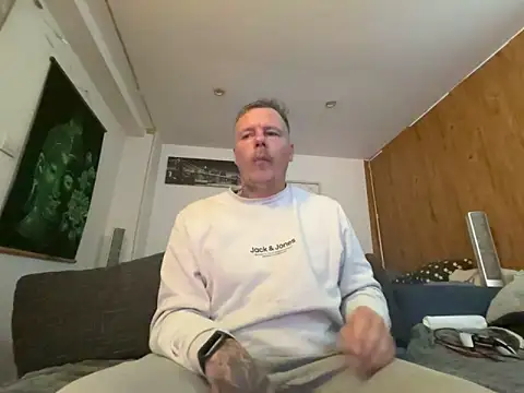 Snapshot of steveindahouse chatting on 10-19-25, 03:15 steveindahouse online show from 10-19-25, 03:15