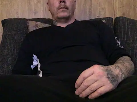 Snapshot of steveindahouse chatting on 02-08-25, 05:50 steveindahouse online show from 02-08-25, 05:50