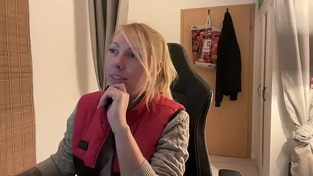 Snapshot of LaraPunkt chatting on 02-08-25, 06:11 LaraPunkt online show from 02-08-25, 06:11