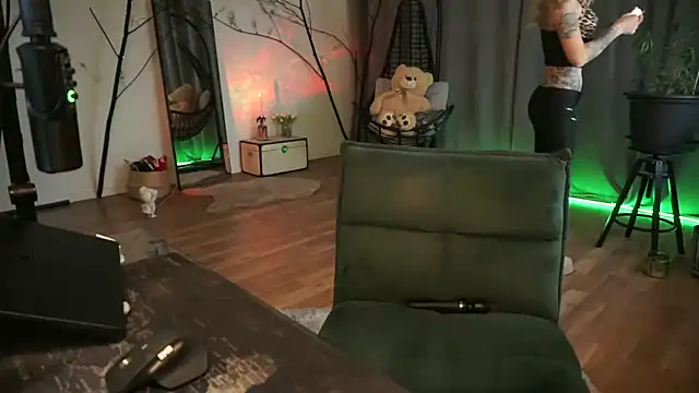 LaraPunkt online show from 11-27-25, 09:43